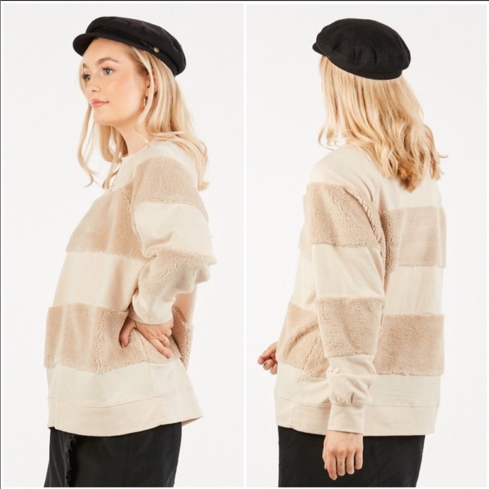 🎉HP🎉Fur Trim Light Beige Sweater Top